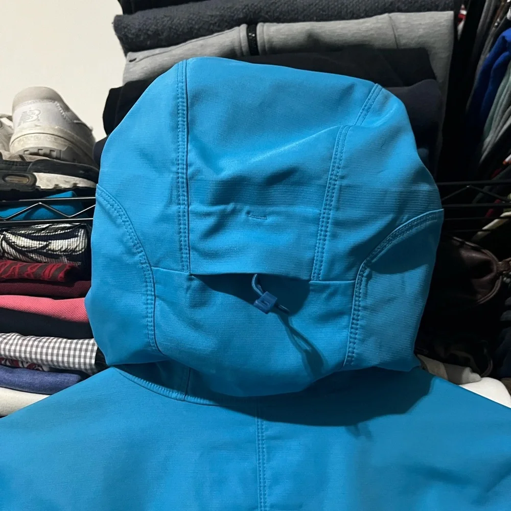 Patagonia Men’s Turquoise Hooded Performance Jacket - Picture 8 of 9